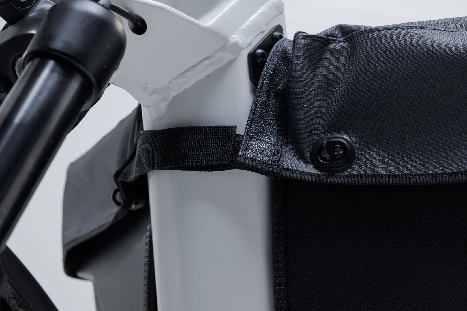 VIA Abdeckplane – einfache Befestigung und sicherer Halt am E-Bike