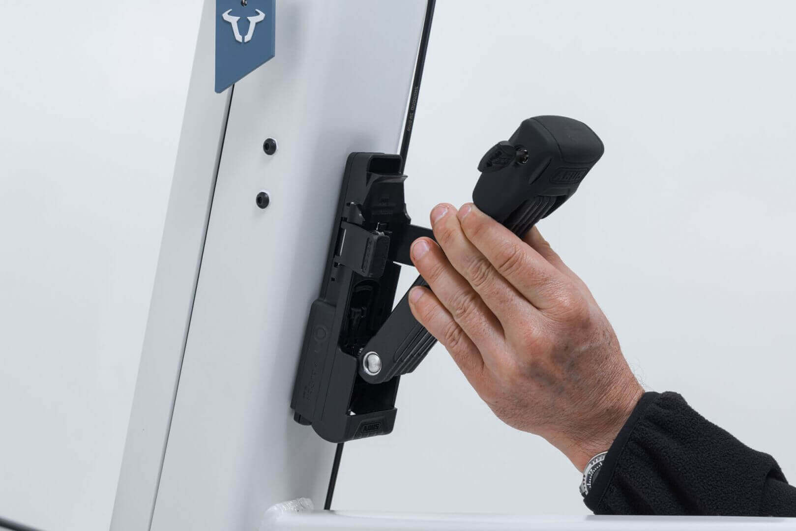 Person using the ABUS Bordo 6000K Faltschloss with Fidlock system for secure attachment.
