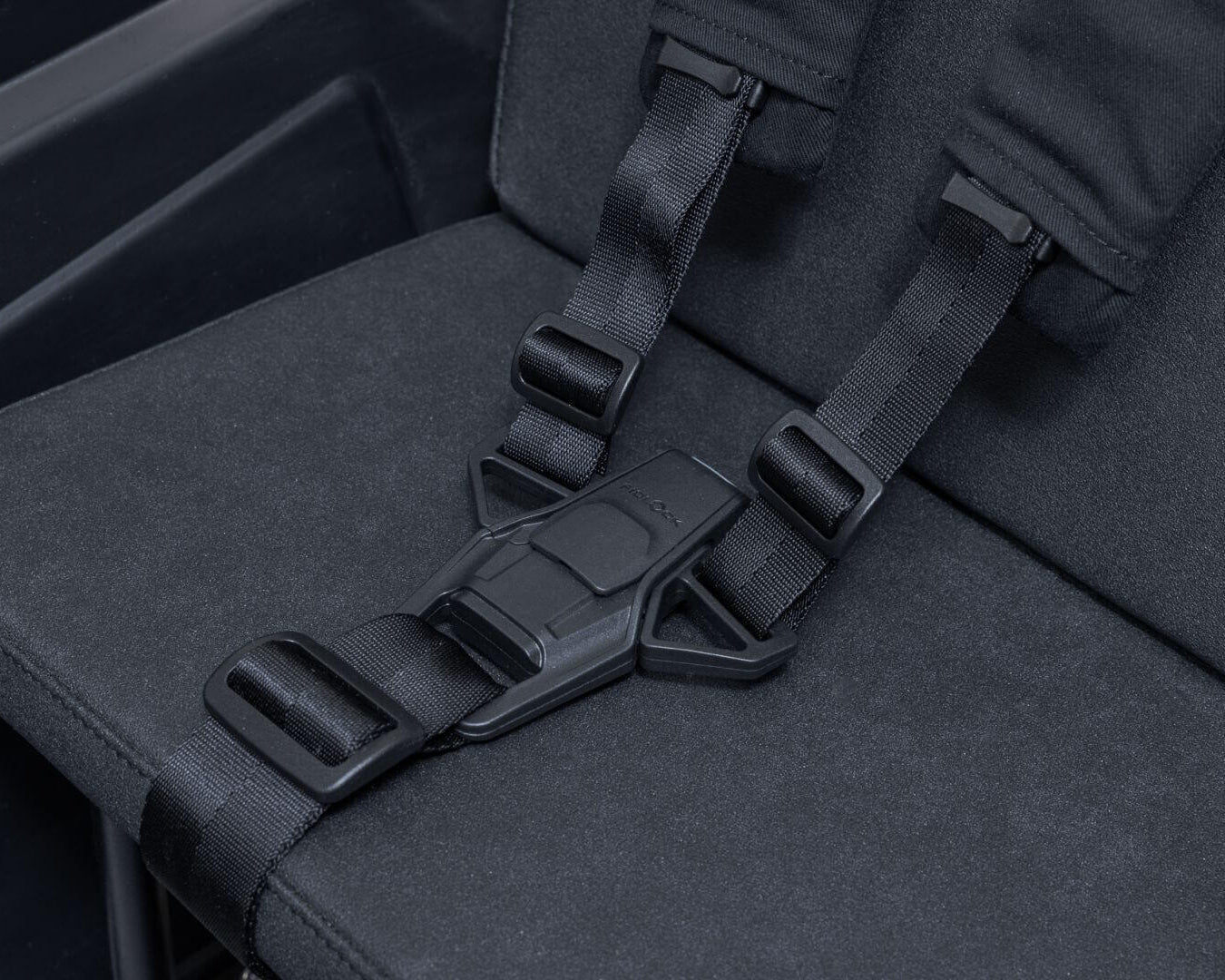 Detailaufnahme des VIA Kindersitz – ergonomische Sitzfläche und Sicherheitsgurte