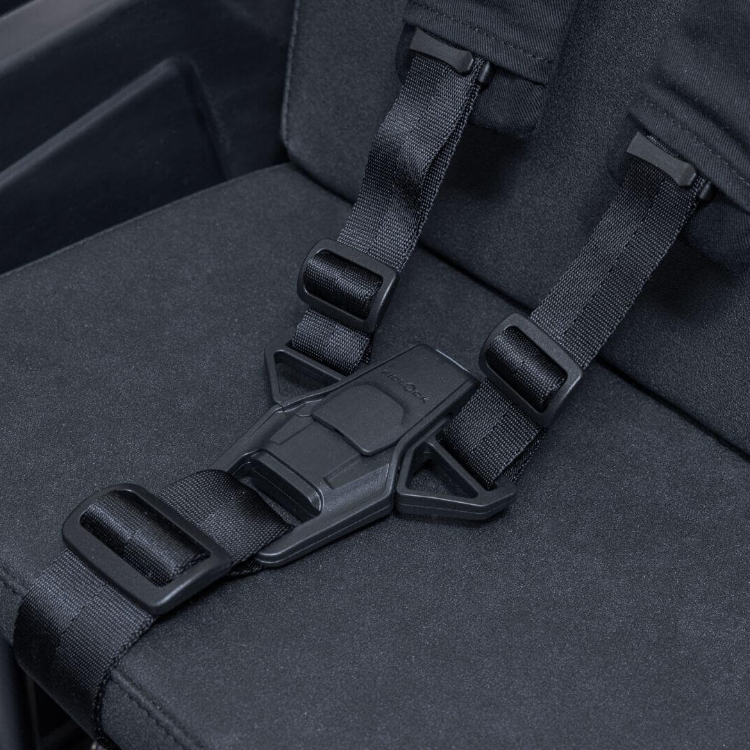 Detailaufnahme des VIA Kindersitz – ergonomische Sitzfläche und Sicherheitsgurte