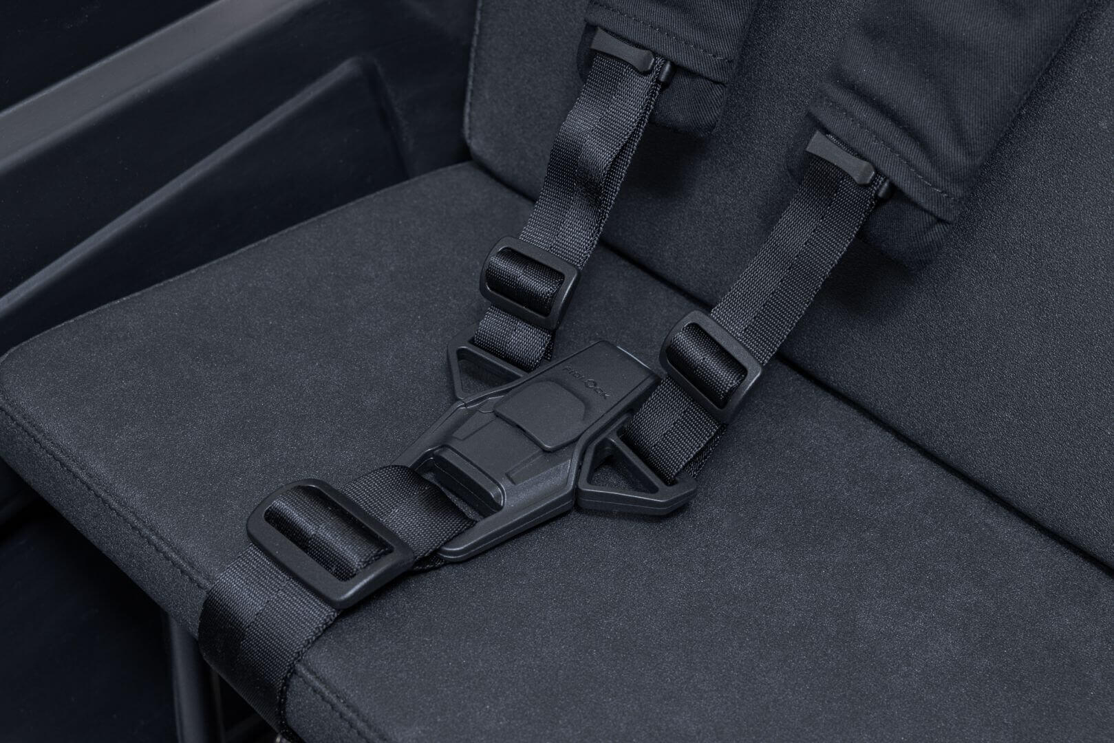 Detailaufnahme des VIA Kindersitz – ergonomische Sitzfläche und Sicherheitsgurte