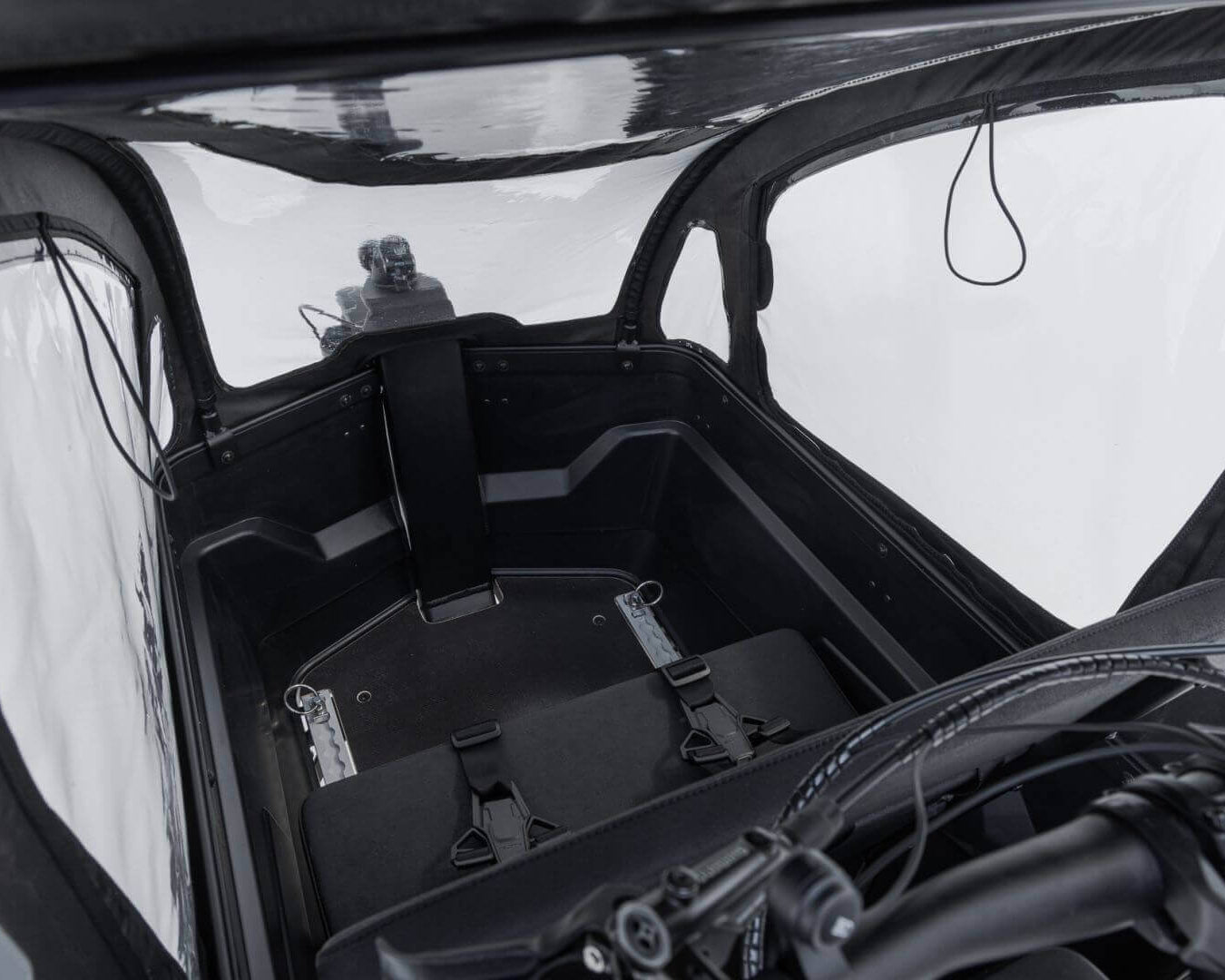 Innenansicht des VIA Regenverdecks – stabile Konstruktion und sichere Befestigung