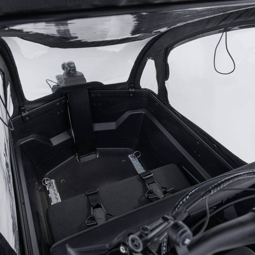 Innenansicht des VIA Regenverdecks – stabile Konstruktion und sichere Befestigung