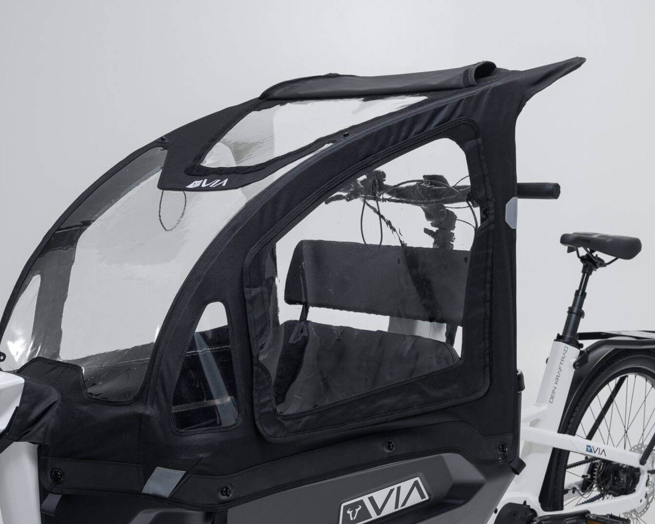 VIA Regenverdeck – seitliche Ansicht mit robustem Gestänge und transparenter Front