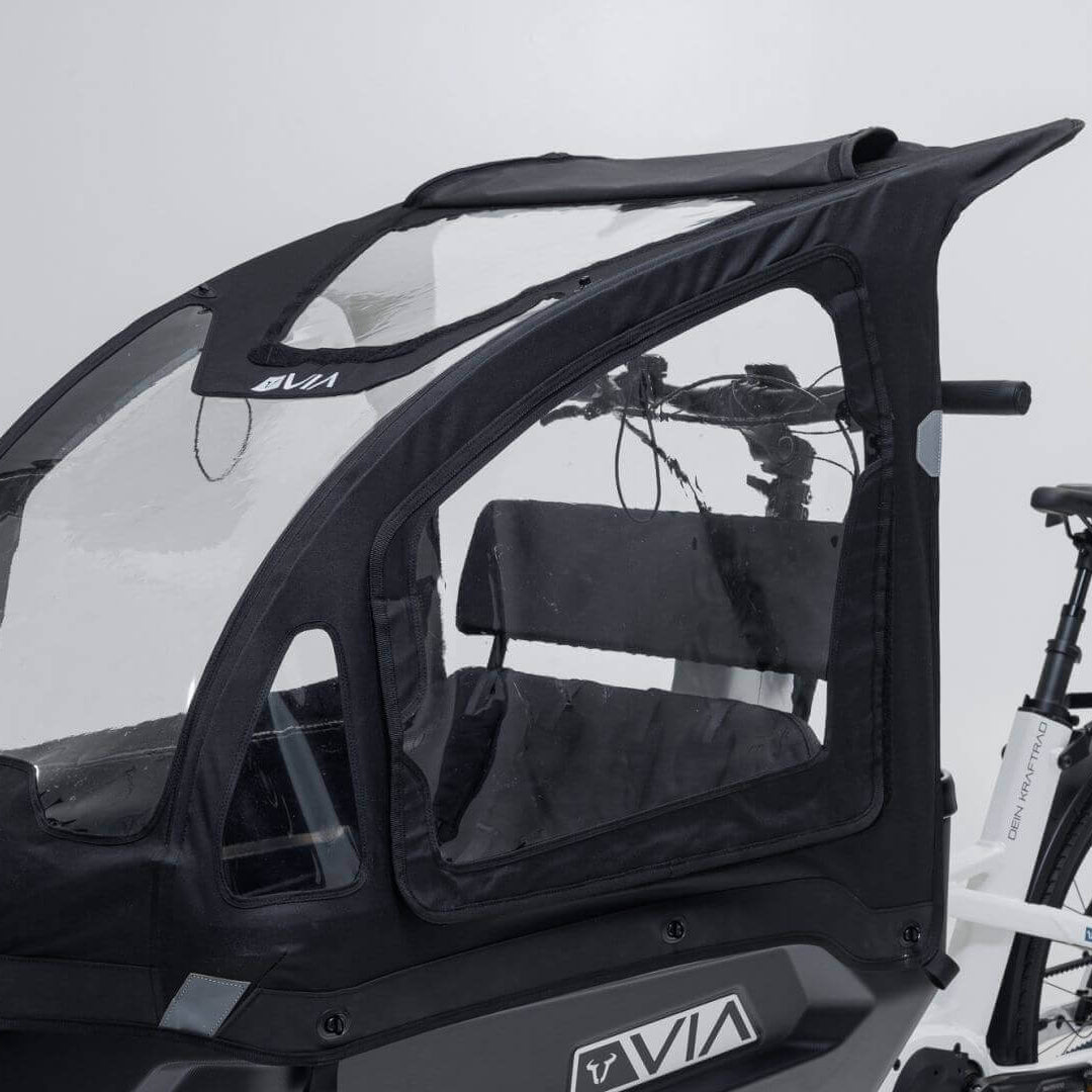 VIA Regenverdeck – seitliche Ansicht mit robustem Gestänge und transparenter Front