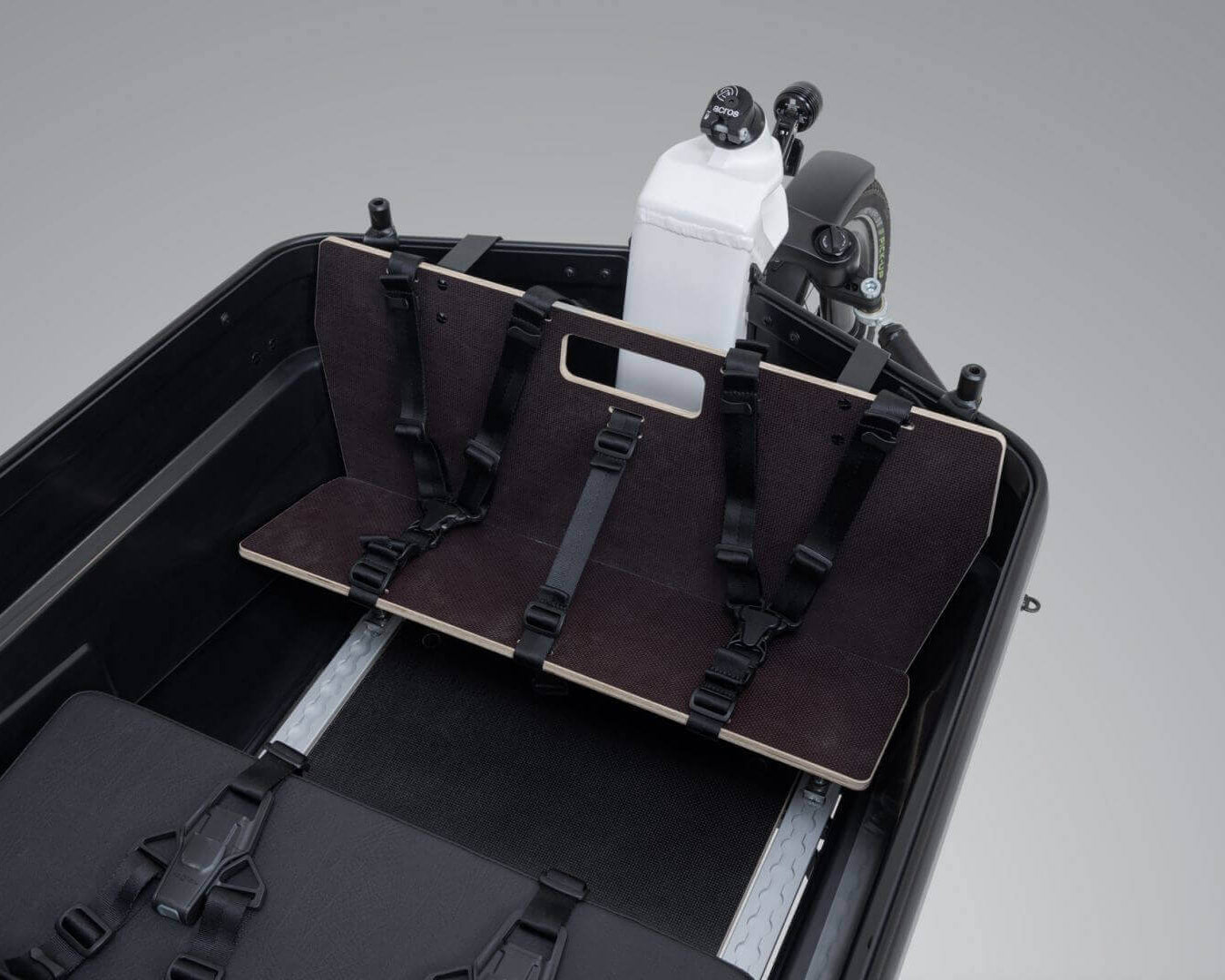 VIA Zusatzsitzbank im E-Lastenrad mit 3-Punkt-Anschnallgurten und klappbarer Konstruktion für Sicherheit.