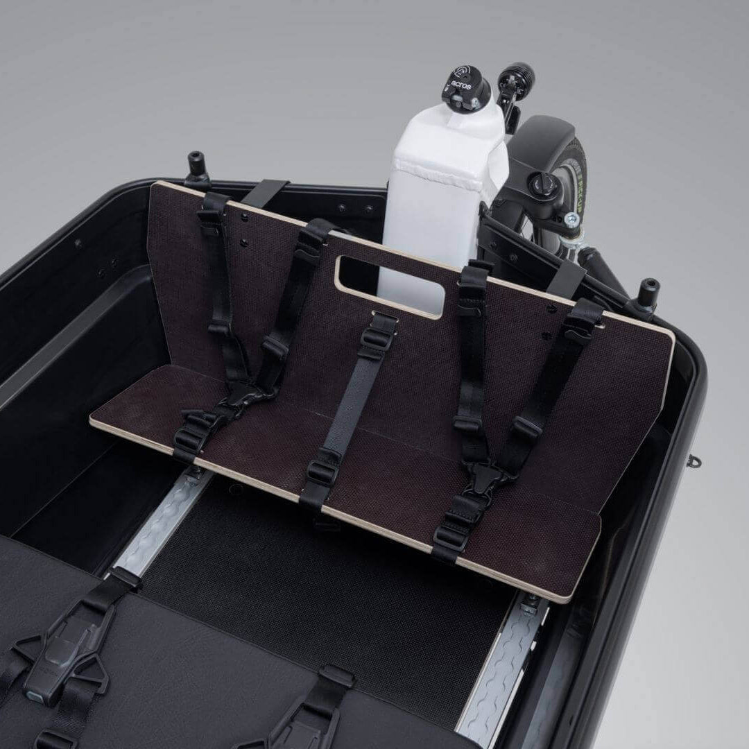 VIA Zusatzsitzbank im E-Lastenrad mit 3-Punkt-Anschnallgurten und klappbarer Konstruktion für Sicherheit.