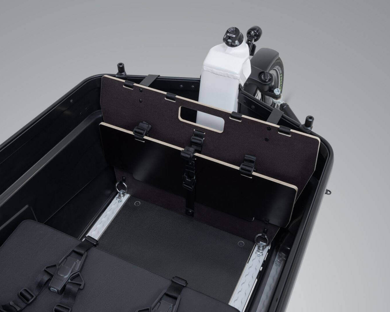 VIA Zusatzsitzbank im E-Lastenrad mit zwei Sitzplätzen und 3-Punkt-Anschnallgurten für zusätzliche Sicherheit.