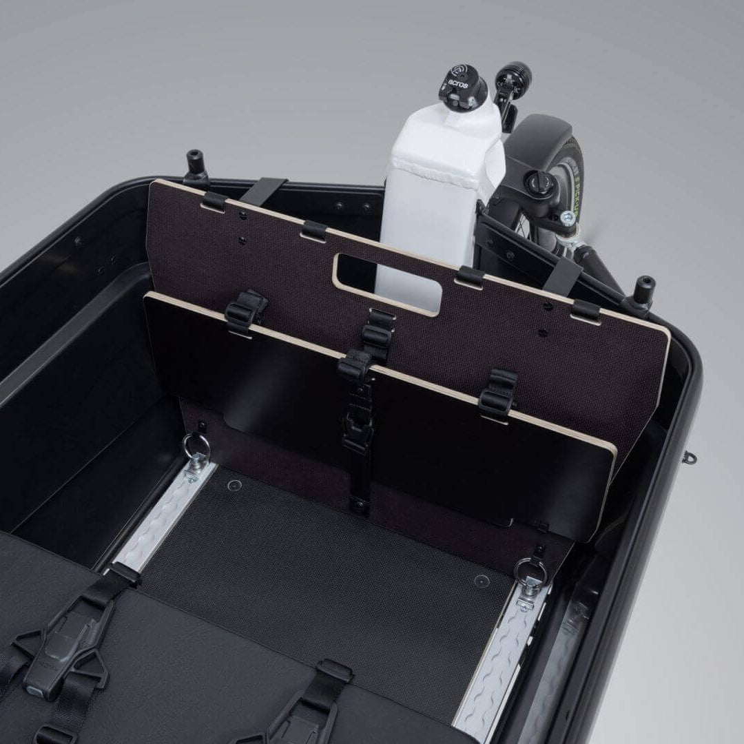 VIA Zusatzsitzbank im E-Lastenrad mit zwei Sitzplätzen und 3-Punkt-Anschnallgurten für zusätzliche Sicherheit.