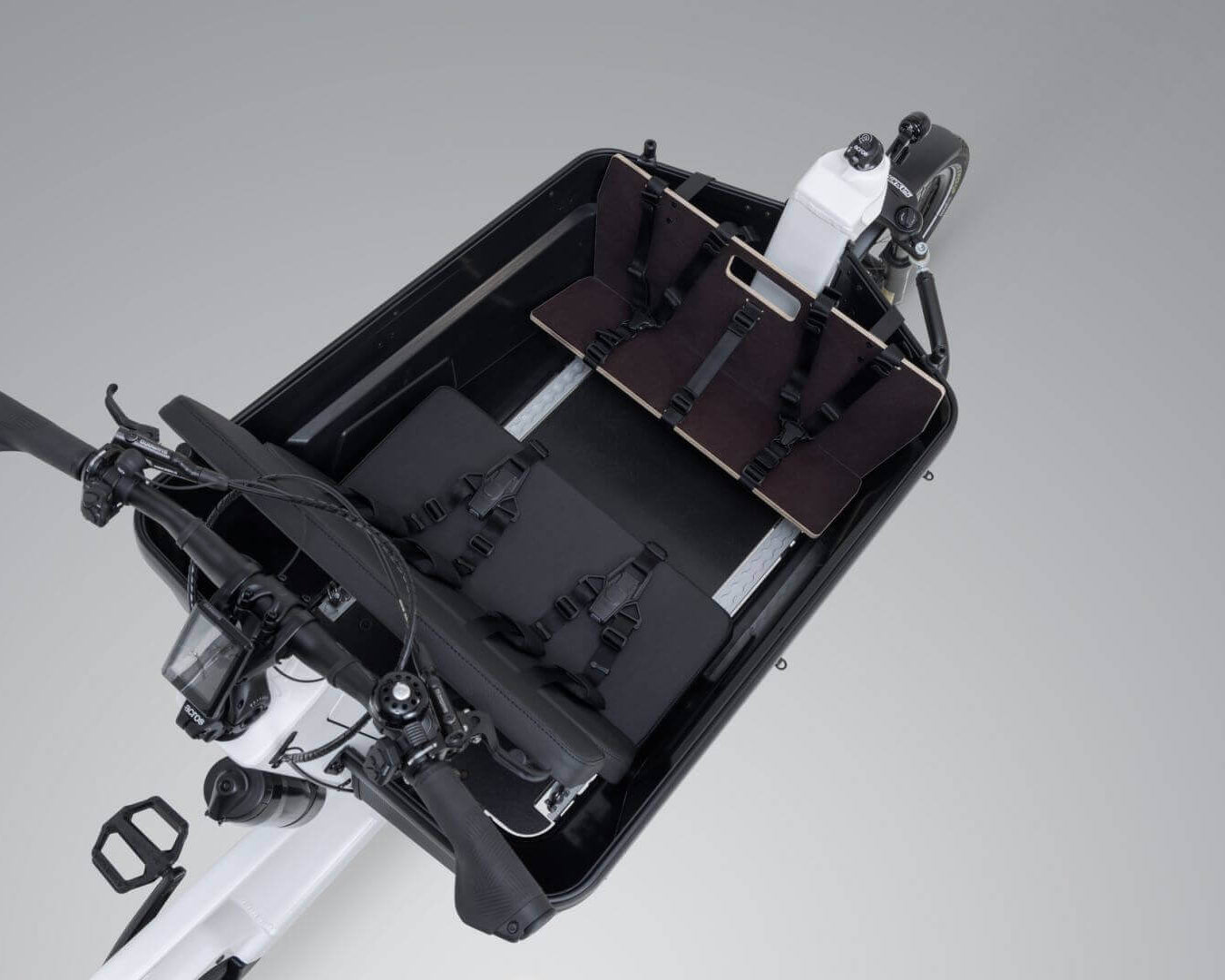 VIA Zusatzsitzbank für E-Lastenrad mit Platz für zwei Kinder und Sicherheitsgurten.