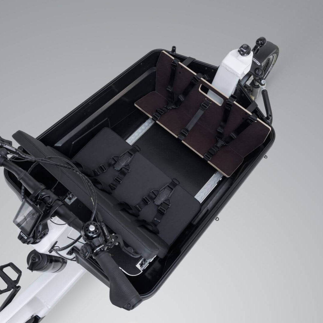 VIA Zusatzsitzbank für E-Lastenrad mit Platz für zwei Kinder und Sicherheitsgurten.