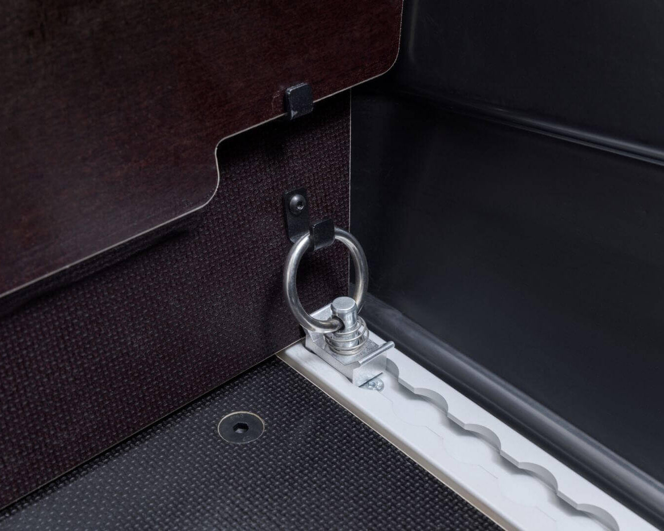 Detailaufnahme der Befestigungsschlaufe im VIA Zusatzsitzbank für Sicherheit und Stabilität.