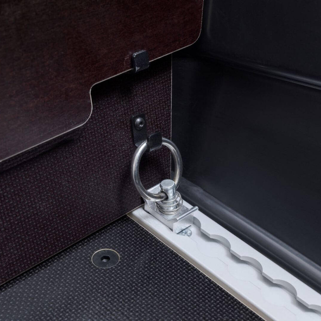 Detailaufnahme der Befestigungsschlaufe im VIA Zusatzsitzbank für Sicherheit und Stabilität.