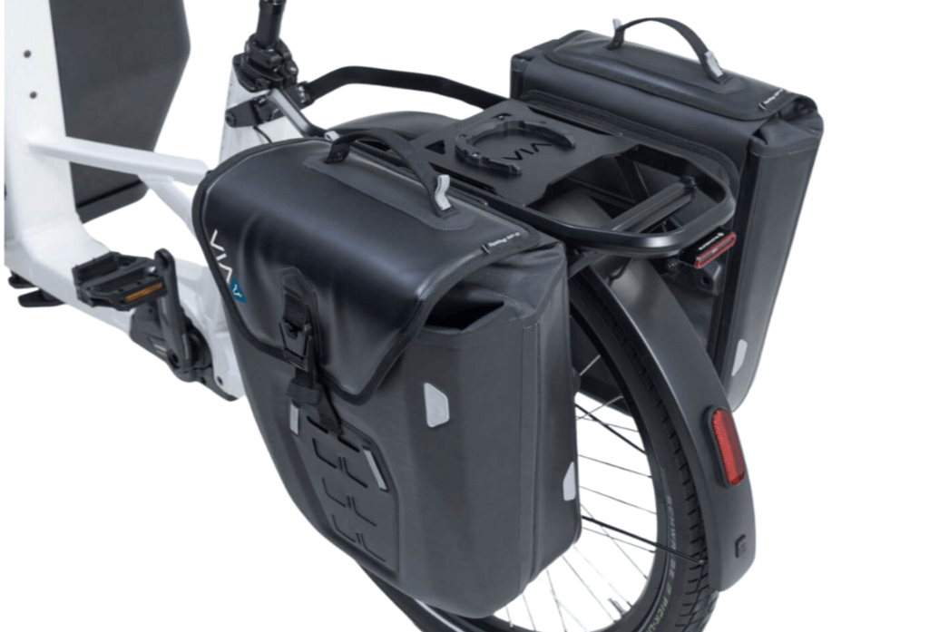 VIA Seitentasche SysBag WP montiert an einem E-Lastenrad, wasserdicht, mit Roll-Top-Verschluss.