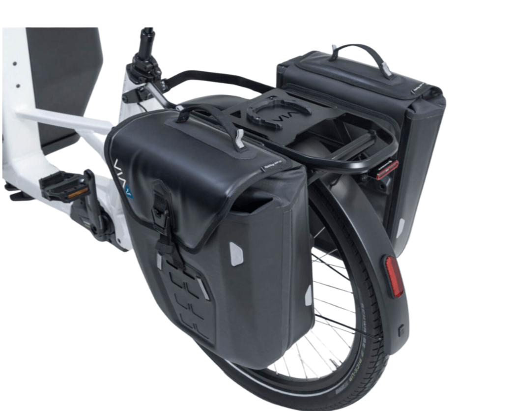VIA Seitentasche SysBag WP montiert an einem E-Lastenrad, wasserdicht, mit Roll-Top-Verschluss.