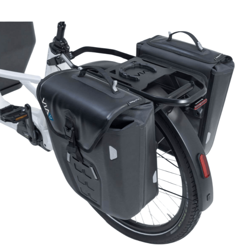 VIA Seitentasche SysBag WP montiert an einem E-Lastenrad, wasserdicht, mit Roll-Top-Verschluss.