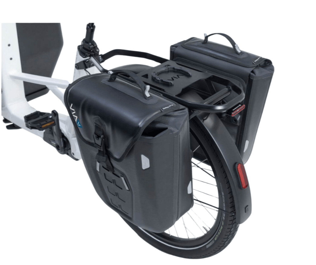 VIA Seitentasche SysBag WP montiert an einem E-Lastenrad, wasserdicht, mit Roll-Top-Verschluss.
