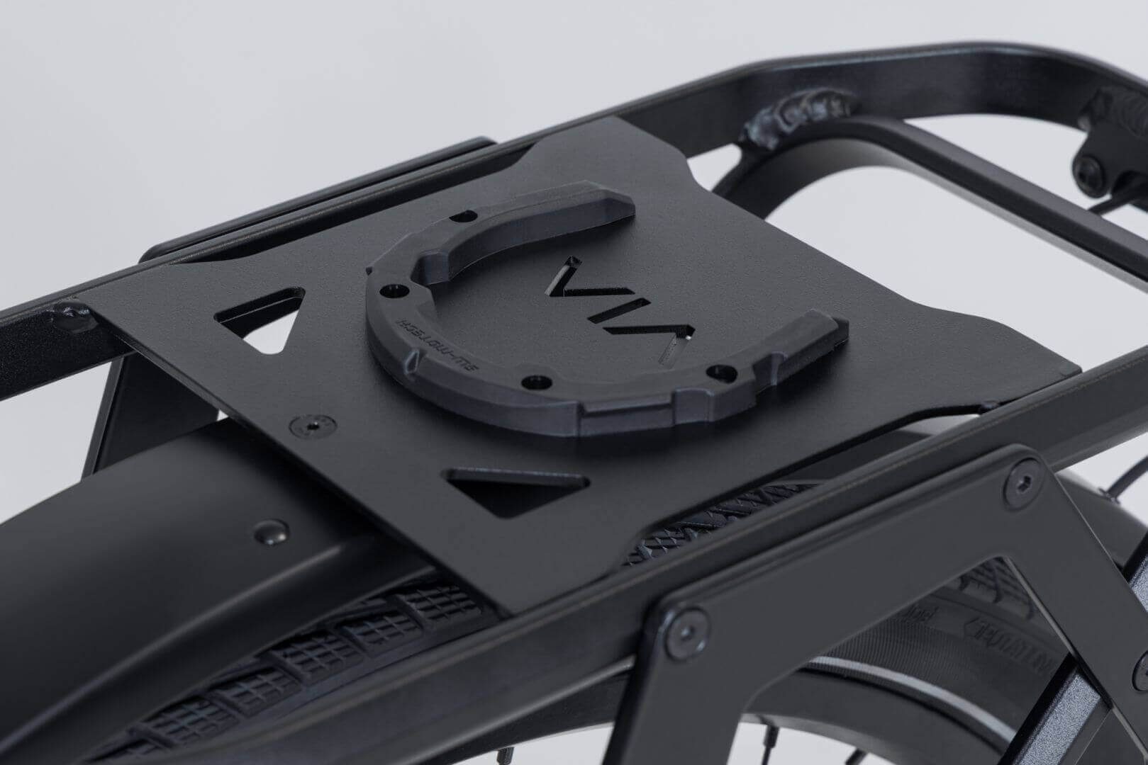 VIA Hecktasche Yukon WP – Detailaufnahme der Befestigung am Gepäckträger