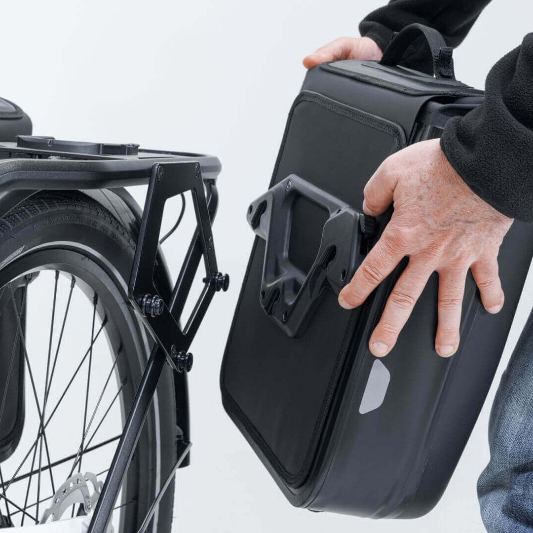 Detailansicht der VIA Seitentasche SysBag WP – robuste Materialien und seitliche Befestigung am Gepäckträger