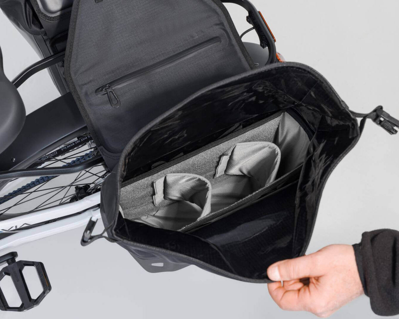 VIA Seitentasche SysBag WP – Rückseite mit stabilen Halterungen für einfache Montage am E-Bike