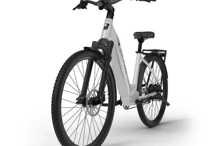 Berlin Bike SUV E-Bike in stylischem Weiß mit breiten Reifen und modernem Design, ideal für urbanes Fahren.