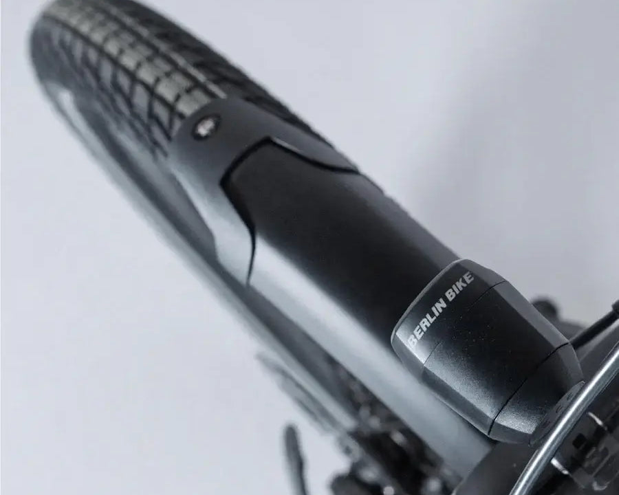 Vorderlicht des Berlin Bike 2GO E-Bikes, klar sichtbar für erhöhte Sicherheit bei Fahrten in der Dunkelheit