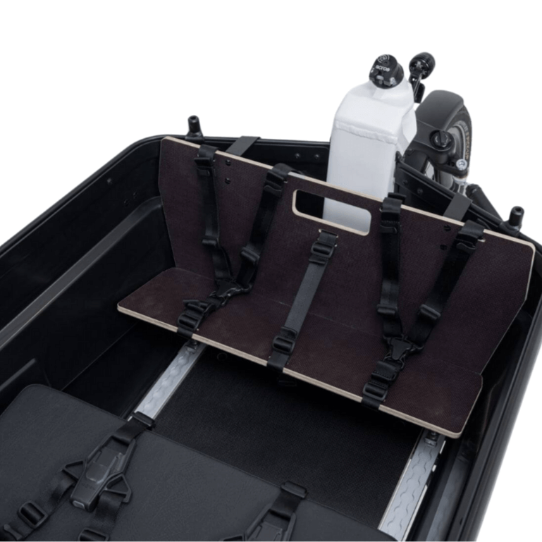 VIA Zusatzsitzbank in einem E-Lastenrad für zusätzliche Platzierung von zwei Kindern mit Sicherheitsgurten.