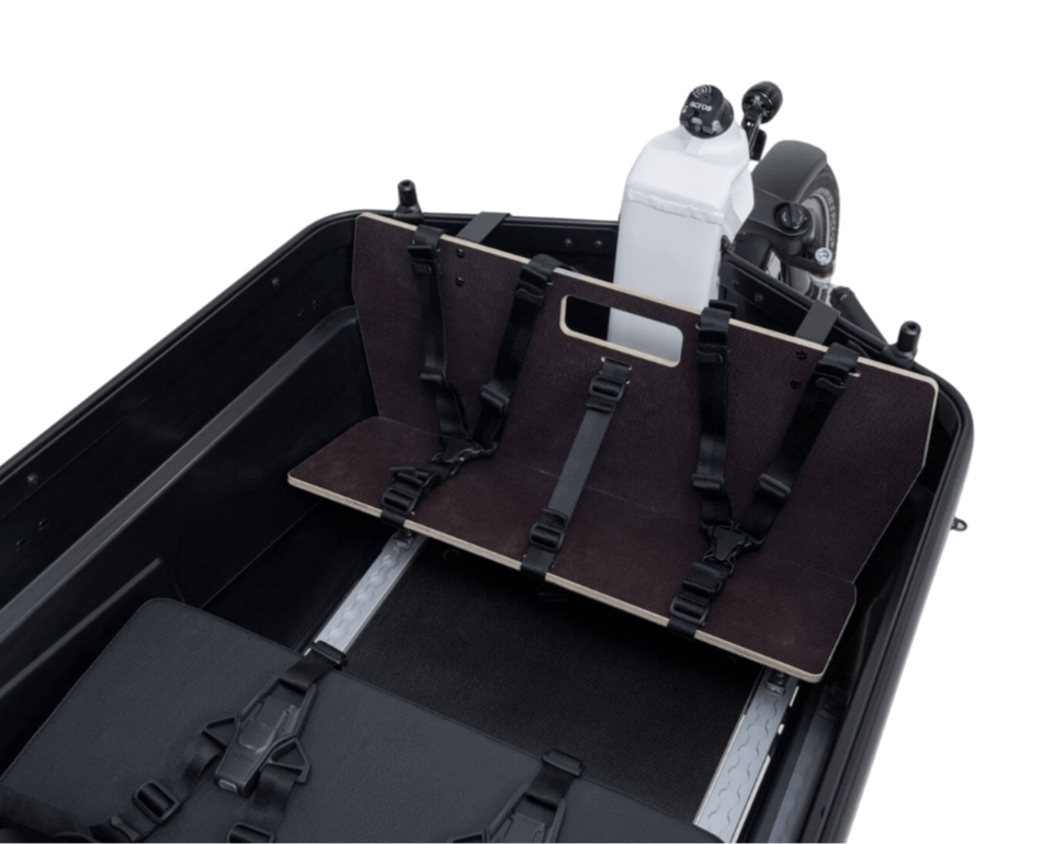 VIA Zusatzsitzbank in einem E-Lastenrad für zusätzliche Platzierung von zwei Kindern mit Sicherheitsgurten.