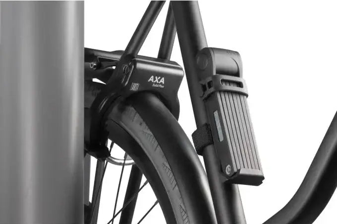 AXA Fold Lite 100 Faltschloss montiert am Fahrradrahmen für praktische Sicherheit und Benutzerfreundlichkeit.