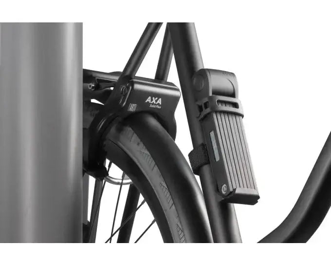 AXA Fold Lite 100 Faltschloss montiert am Fahrradrahmen für praktische Sicherheit und Benutzerfreundlichkeit.