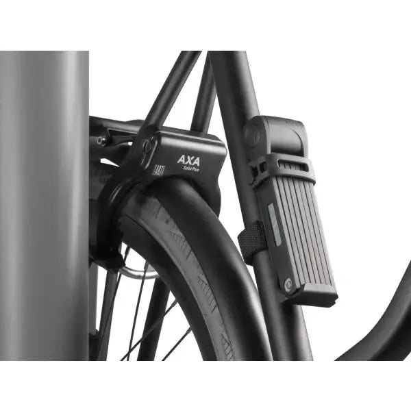 AXA Fold Lite 100 Faltschloss montiert am Fahrradrahmen für praktische Sicherheit und Benutzerfreundlichkeit.