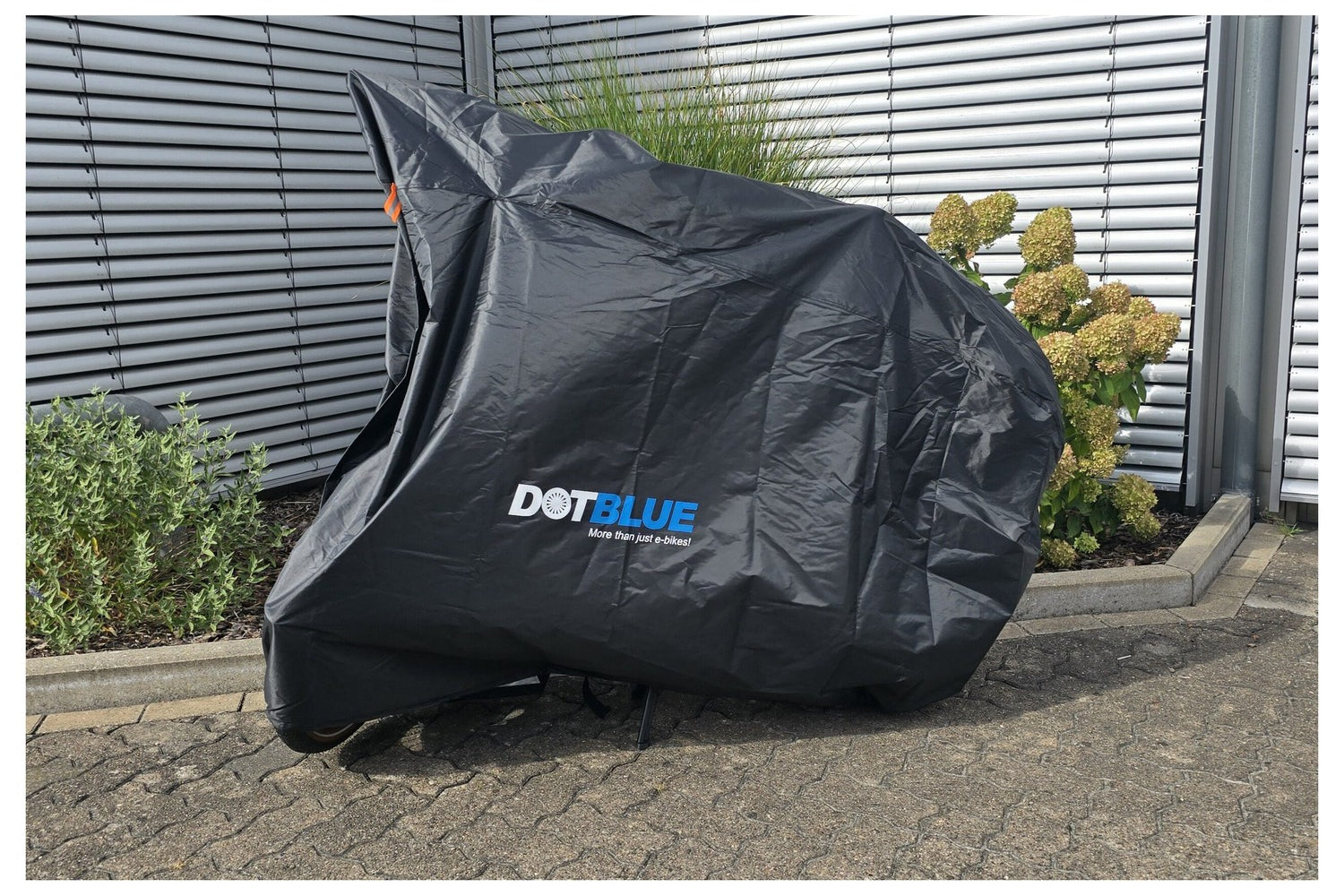 DotBlue Fahrradgarage über einem Blaupunkt Frida E-Bike im Außenbereich