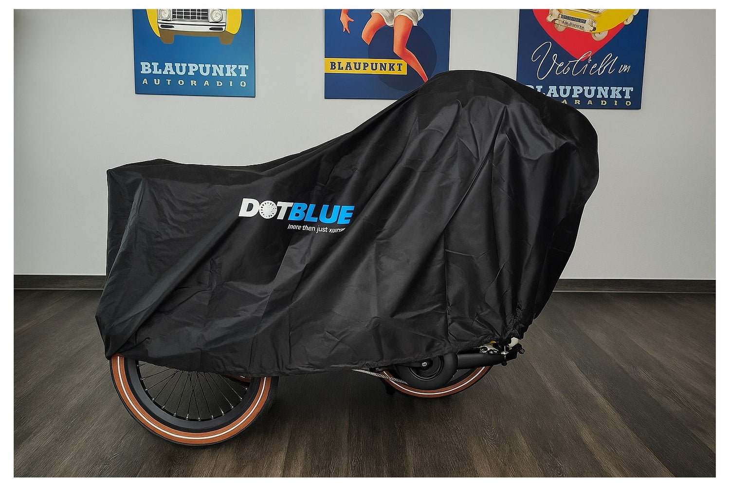 DotBlue Fahrradgarage über einem Blaupunkt Minna E-Bike