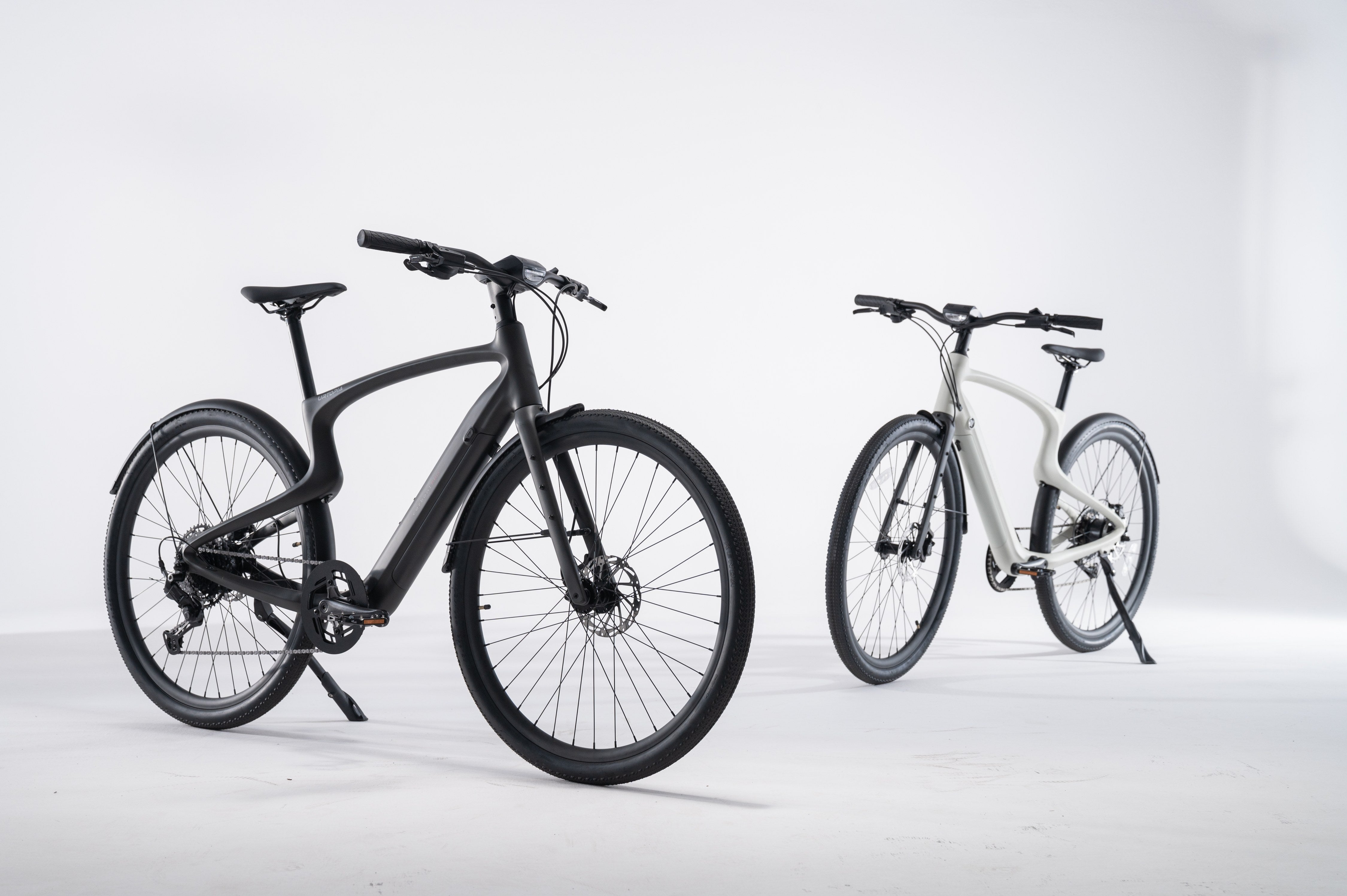 Urtopia Carbon 1 Pro in Schwarz und Weiß nebeneinander, Studioaufnahme