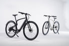 Urtopia Carbon 1 Pro in Schwarz und Weiß nebeneinander, Studioaufnahme