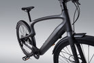 Urtopia Carbon 1 Pro in Schwarz, Heck-Schrägansicht mit Antrieb und Rahmenform