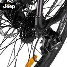 Detailaufnahme des Hinterrads und des Schaltwerks des Jeep Mountain E-Bike MHM 7000.