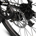 Detailansicht des Vorderrads mit Scheibenbremse des Jeep Mountain E-Bike MHM 7000 für optimale Geländeanpassung.