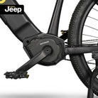 Detailansicht der Pedale und des unteren Rahmens des Jeep Mountain E-Bike MHM 7000.