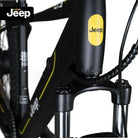 Detailaufnahme des Akkufachs des Jeep Mountain E-Bike MHR mit integriertem Ladeanschluss