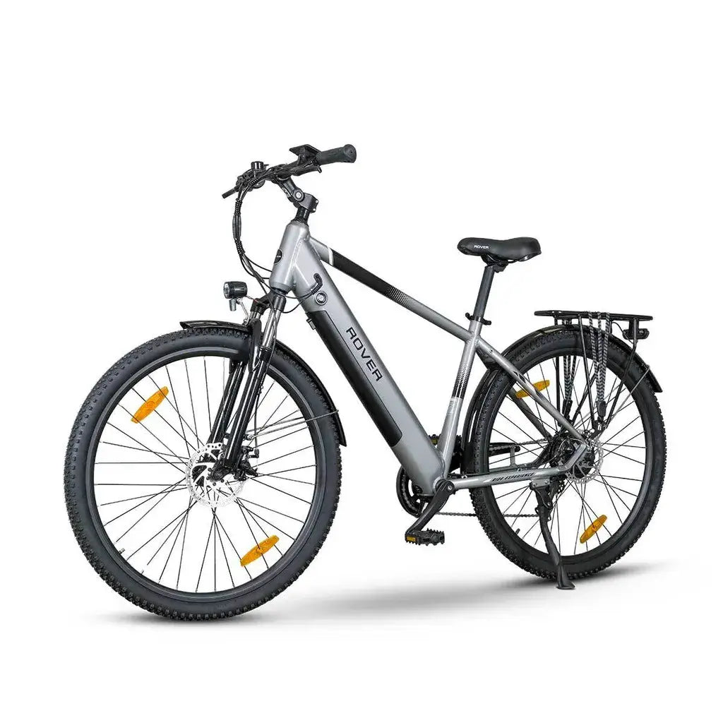 ROVER Trekking E-Bike TMR 709 mit integriertem 374,4 Wh Akku für urbane Mobilität und Outdoor-Abenteuer, silberfarbenes Design.