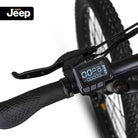 Detailansicht des Lenkers des Jeep Mountain E-Bike MHR mit Bedienelementen