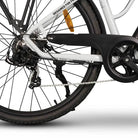 Nahaufnahme der Pedale und der Kurbelgarnitur des Jeep Trekking E-Bike TLR 7011, für effizientes Treten