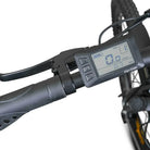 Großaufnahme des Lenkers des ROVER Trekking E-Bike TLR 709 mit digitalem Display.