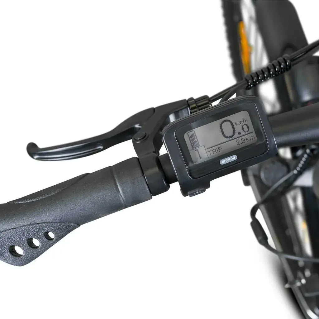 Nahaufnahme des Lenkers und Display des ROVER Trekking E-Bike TMM 709 mit Geschwindigkeitsanzeige, perfektes Fahrrad für lange Touren.