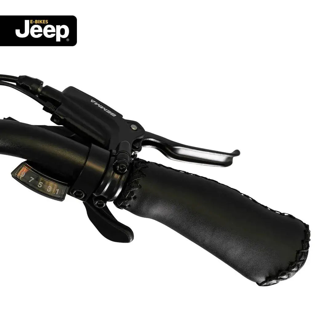Nahaufnahme des Bremshebels des Jeep Mountain E-Bike MHM 7010 für zuverlässige Bremssteuerung