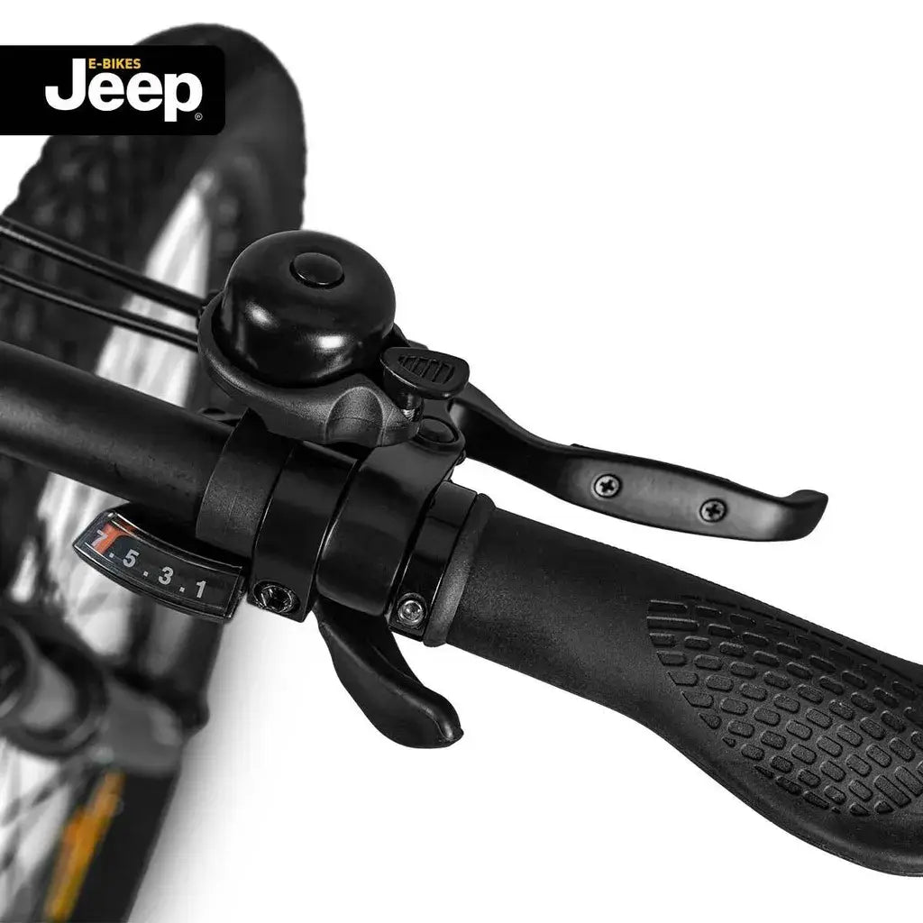 Detailansicht des Lenkers des Jeep Mountain E-Bike MHR mit Bedienelementen