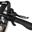 Detailansicht des Lenkers des Jeep Mountain E-Bike MHR mit Bedienelementen