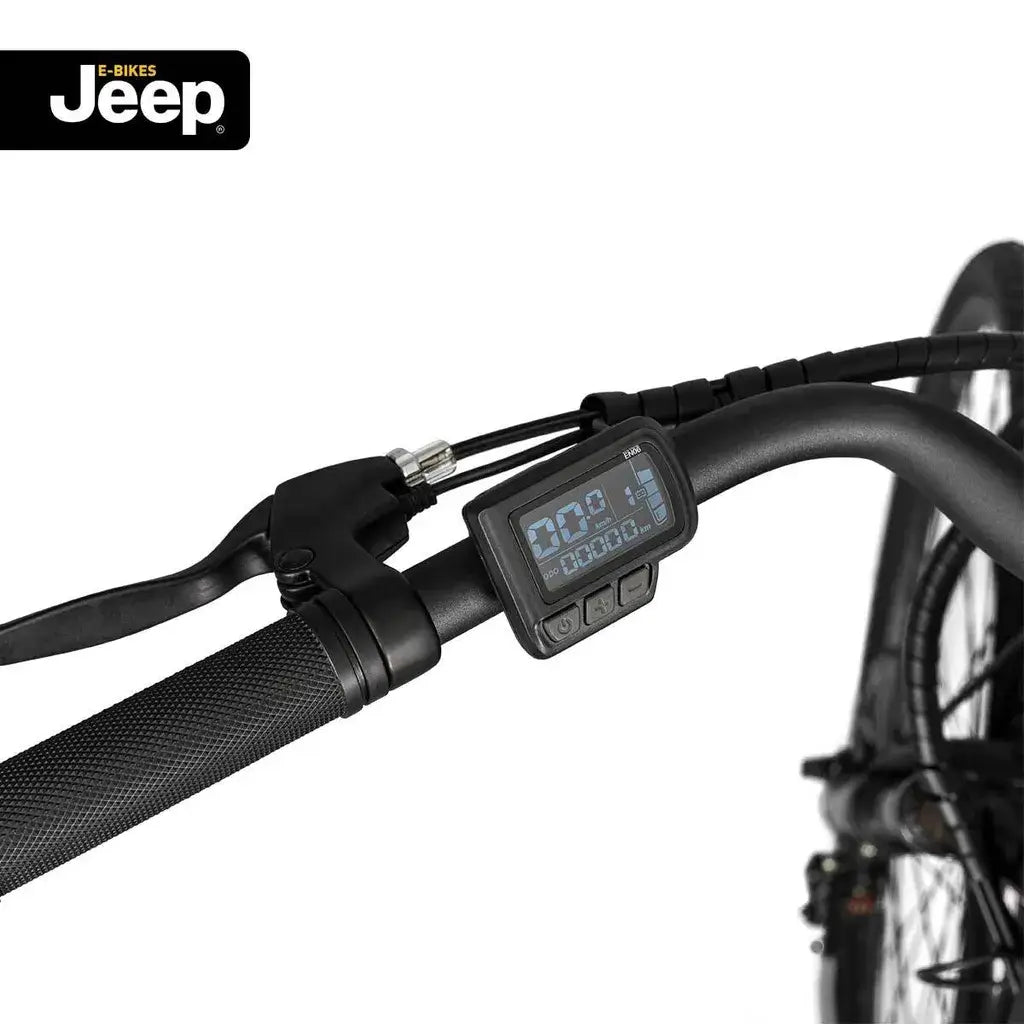 Schalthebel und Lenker des Jeep Trekking E-Bike TLR 7030, Detailansicht für präzises Schalten und bequeme Steuerung