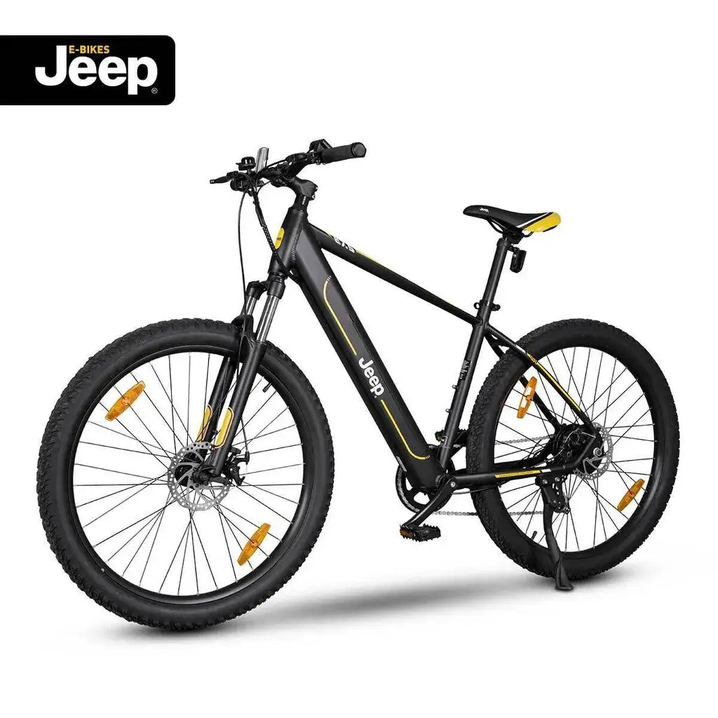 Jeep Mountain E-Bike MHR, Vorderansicht mit Federgabel und grobstolligen Reifen für Offroad-Nutzung